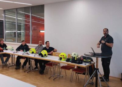 Helmwart Lehrgang Feuerwehr Einsatzhelm Prüfung