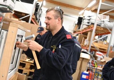 Fenster Öffnen Praxisübung Werkzeug Feuerwehr Training Scheureder Österreich
