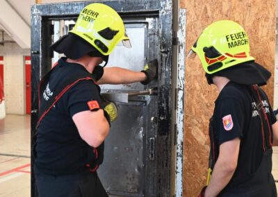 Gewaltsame Türöffnung Training Hooligan Tool Feuerwehr Scheureder